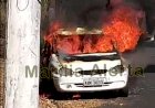 Carro fica destruído após pegar fogo na zona norte de Marília