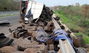 Carreta Tomba e Interdita Parcialmente Rodovia em Marília