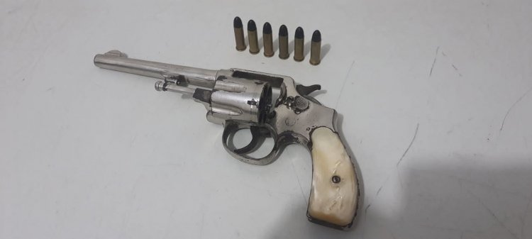 Homem é preso em flagrante por porte ilegal de arma de fogo após denúncia na zona norte de Marília.